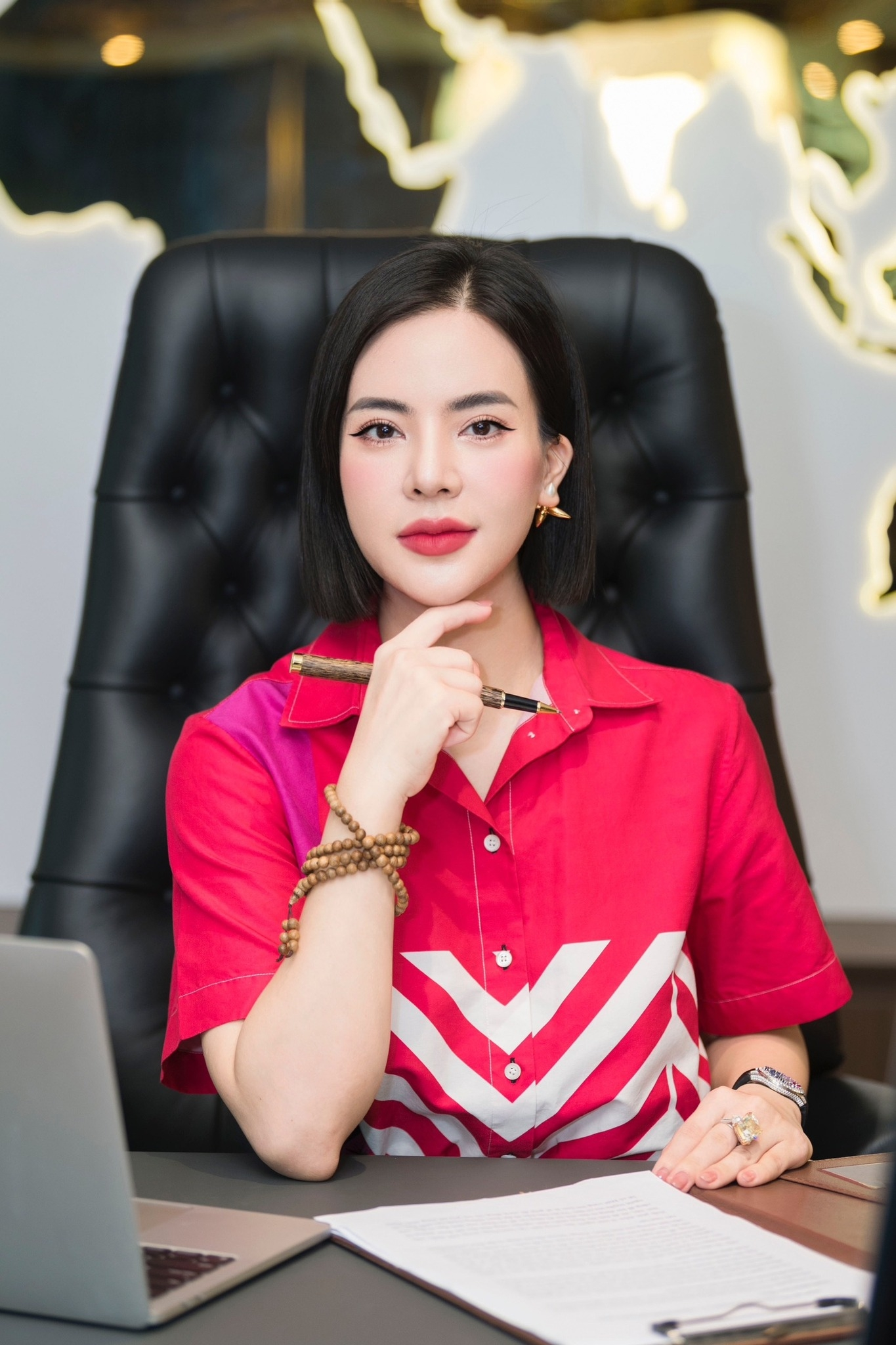 Nữ đại gia hiếm hoi sở hữu Roll Royce 60 tỷ tại Việt Nam: Làm chủ đế chế kinh doanh “không phải dạng vừa”, là tay chơi đồ hiệu “khét tiếng” gần xa - Ảnh 2. Nữ đại gia hiếm hoi sở hữu Roll Royce 60 tỷ tại Việt Nam: Làm chủ đế chế kinh doanh “không phải dạng vừa”, là tay chơi đồ hiệu “khét tiếng” gần xa - Ảnh 2.