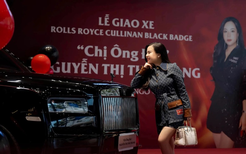 Nữ đại gia hiếm hoi sở hữu Roll Royce 60 tỷ tại Việt Nam: Làm chủ đế chế kinh doanh “không phải dạng vừa”, là tay chơi đồ hiệu “khét tiếng” gần xa - Ảnh 8. Nữ đại gia hiếm hoi sở hữu Roll Royce 60 tỷ tại Việt Nam: Làm chủ đế chế kinh doanh “không phải dạng vừa”, là tay chơi đồ hiệu “khét tiếng” gần xa - Ảnh 8.
