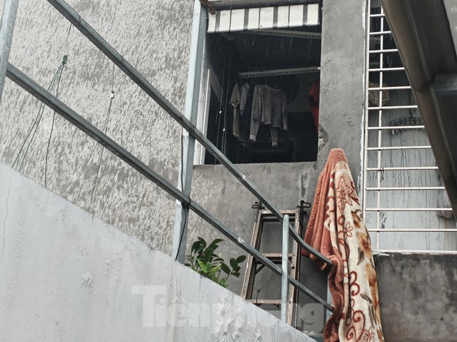 'Thi thoảng vẫn nhìn thấy nhau, nay người ta đã mất, quần áo còn phơi ngoài ban công...' - Ảnh 3. 'Thi thoảng vẫn nhìn thấy nhau, nay người ta đã mất, quần áo còn phơi ngoài ban công...' - Ảnh 3.