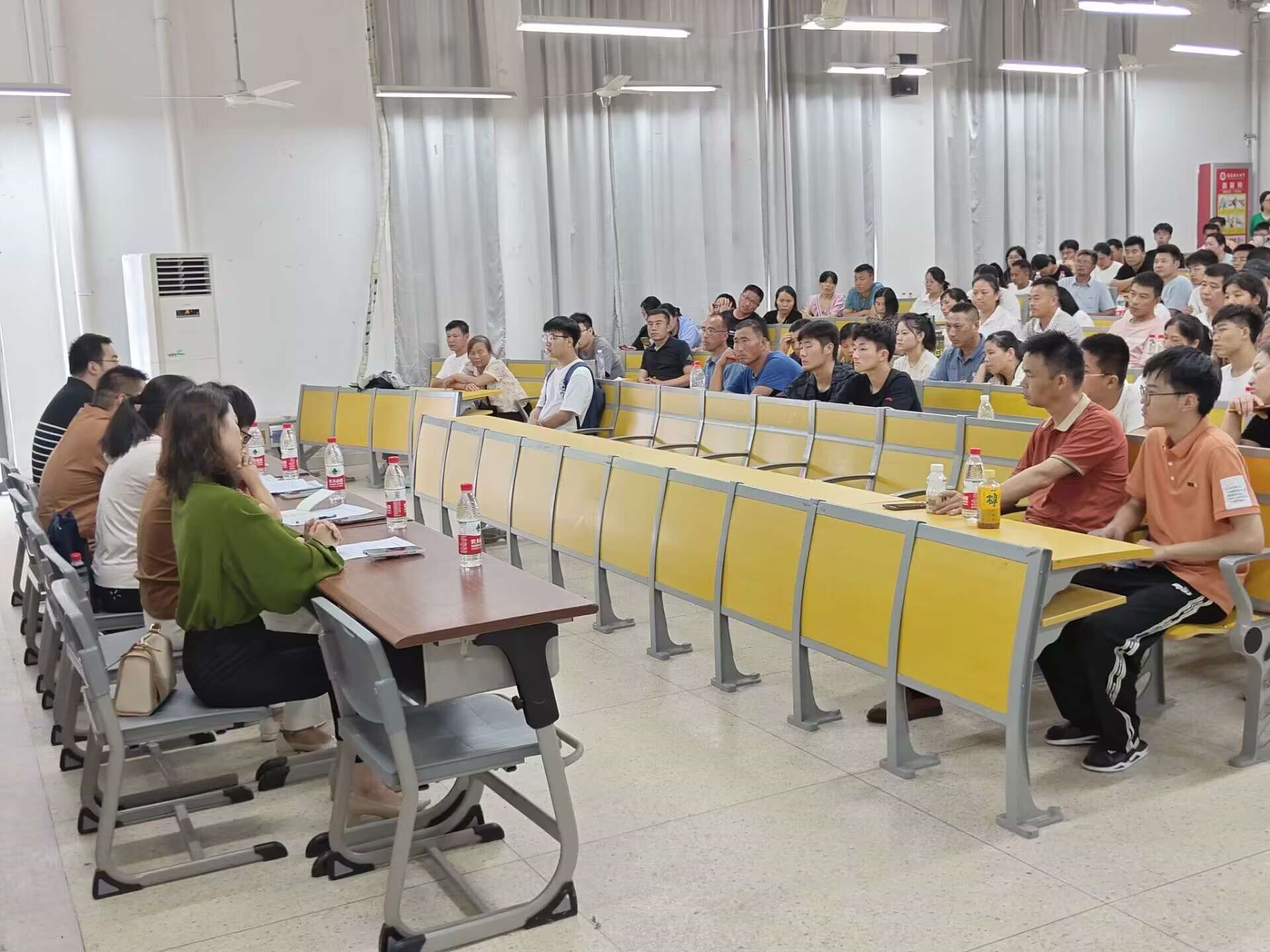 9 kiểu phụ huynh mà giáo viên "dị ứng" nhất, bạn có nằm trong số đó không? - Ảnh 2. 9 kiểu phụ huynh mà giáo viên "dị ứng" nhất, bạn có nằm trong số đó không? - Ảnh 2.