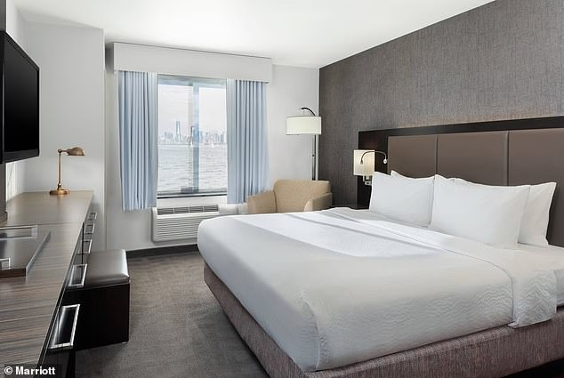 Háo hức đặt phòng khách sạn có tầm nhìn tuyệt đẹp ở New York, cô gái "chết lặng" khi đến nơi phát hiện lừa đảo - Ảnh 2. Háo hức đặt phòng khách sạn có tầm nhìn tuyệt đẹp ở New York, cô gái "chết lặng" khi đến nơi phát hiện lừa đảo - Ảnh 2.