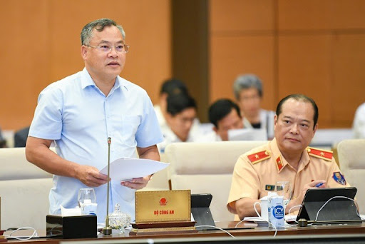 Thiếu tướng Nguyễn Văn Long - Thứ trưởng Bộ Công an trong một lần trình bày dự thảo Nghị quyết của Quốc hội về thí điểm cấp quyền lựa chọn sử dụng biển số ô tô thông qua đấu giá. Ảnh: Quốc hội