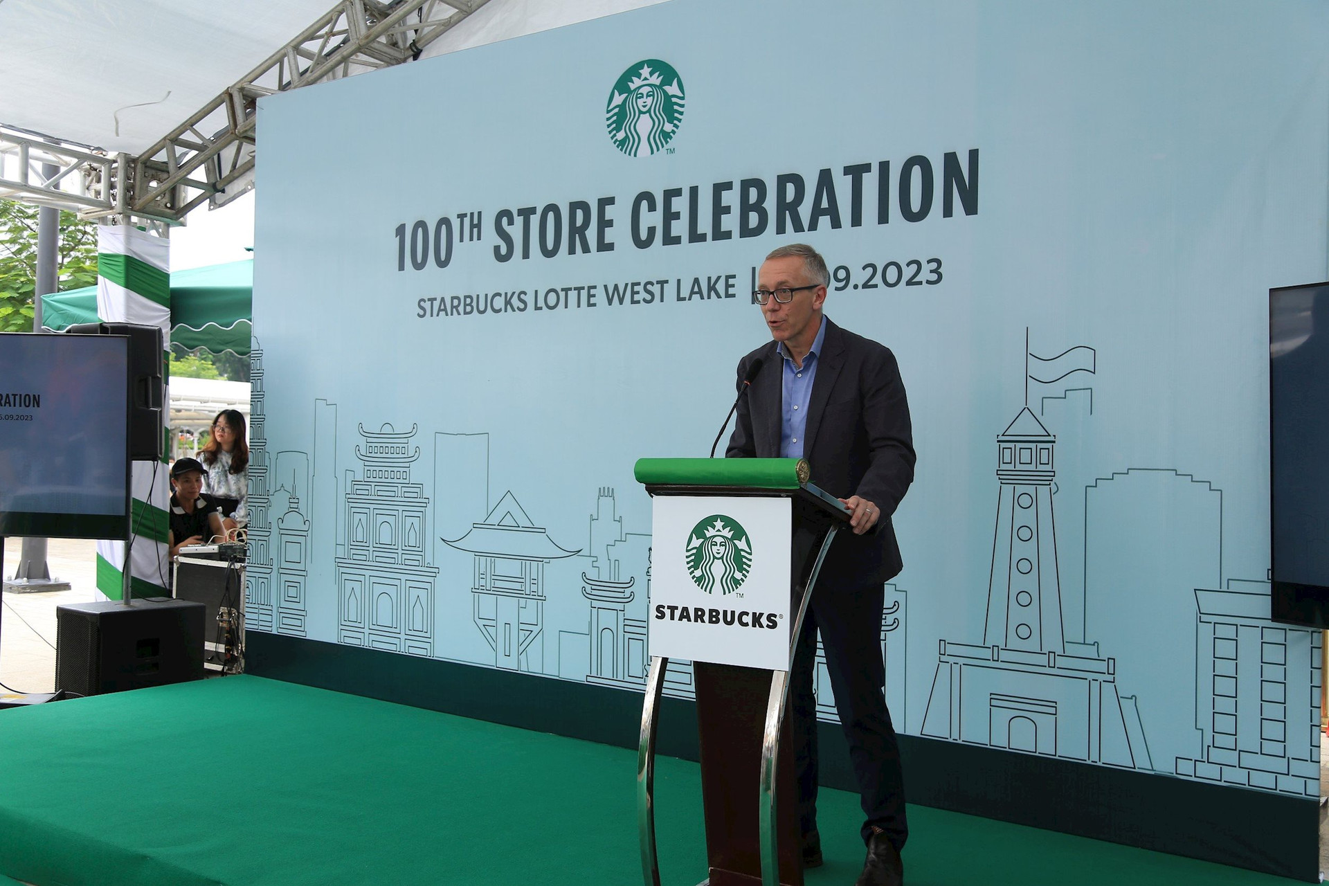 Chạm mốc 100 cửa hàng tại Việt Nam sau 10 năm, sếp Starbucks: 10 năm tiếp theo sẽ là vài trăm cửa hàng - Ảnh 1.