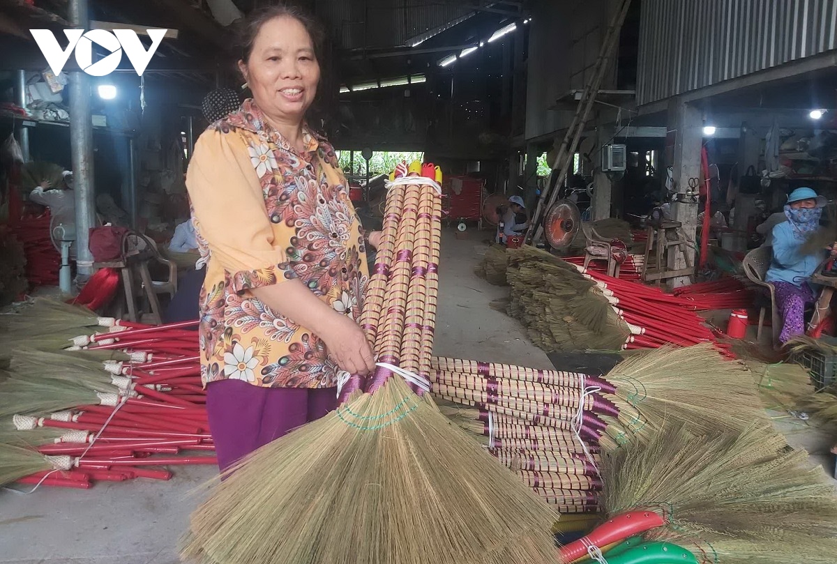 Cả làng đổi thay nhờ làm chổi đót - Ảnh 3. Cả làng đổi thay nhờ làm chổi đót - Ảnh 3.