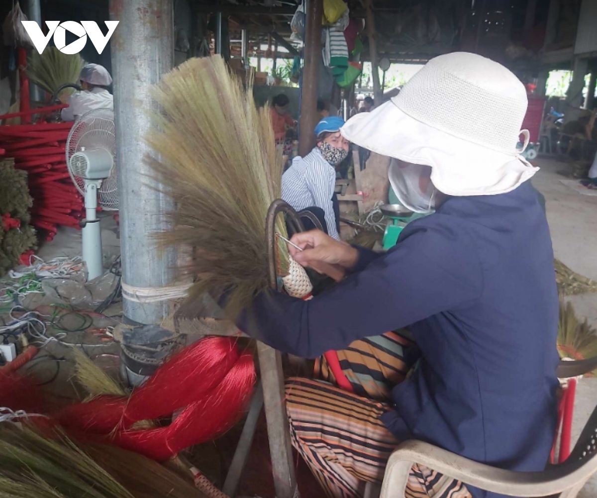 Cả làng đổi thay nhờ làm chổi đót - Ảnh 2. Cả làng đổi thay nhờ làm chổi đót - Ảnh 2.