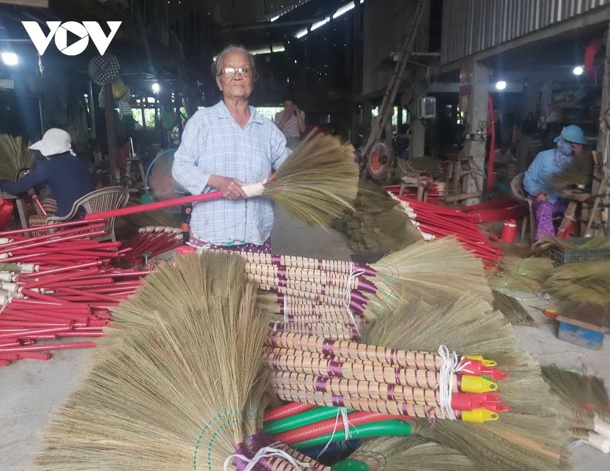 Cả làng đổi thay nhờ làm chổi đót - Ảnh 1. Cả làng đổi thay nhờ làm chổi đót - Ảnh 1.