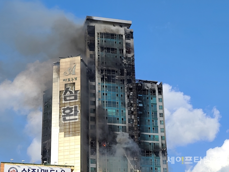 Đám cháy “nuốt chửng” tòa chung cư 33 tầng, kéo dài hơn nửa ngày nhưng không ai thiệt mạng: Nhờ vào khu vực đặc biệt này! - Ảnh 2.