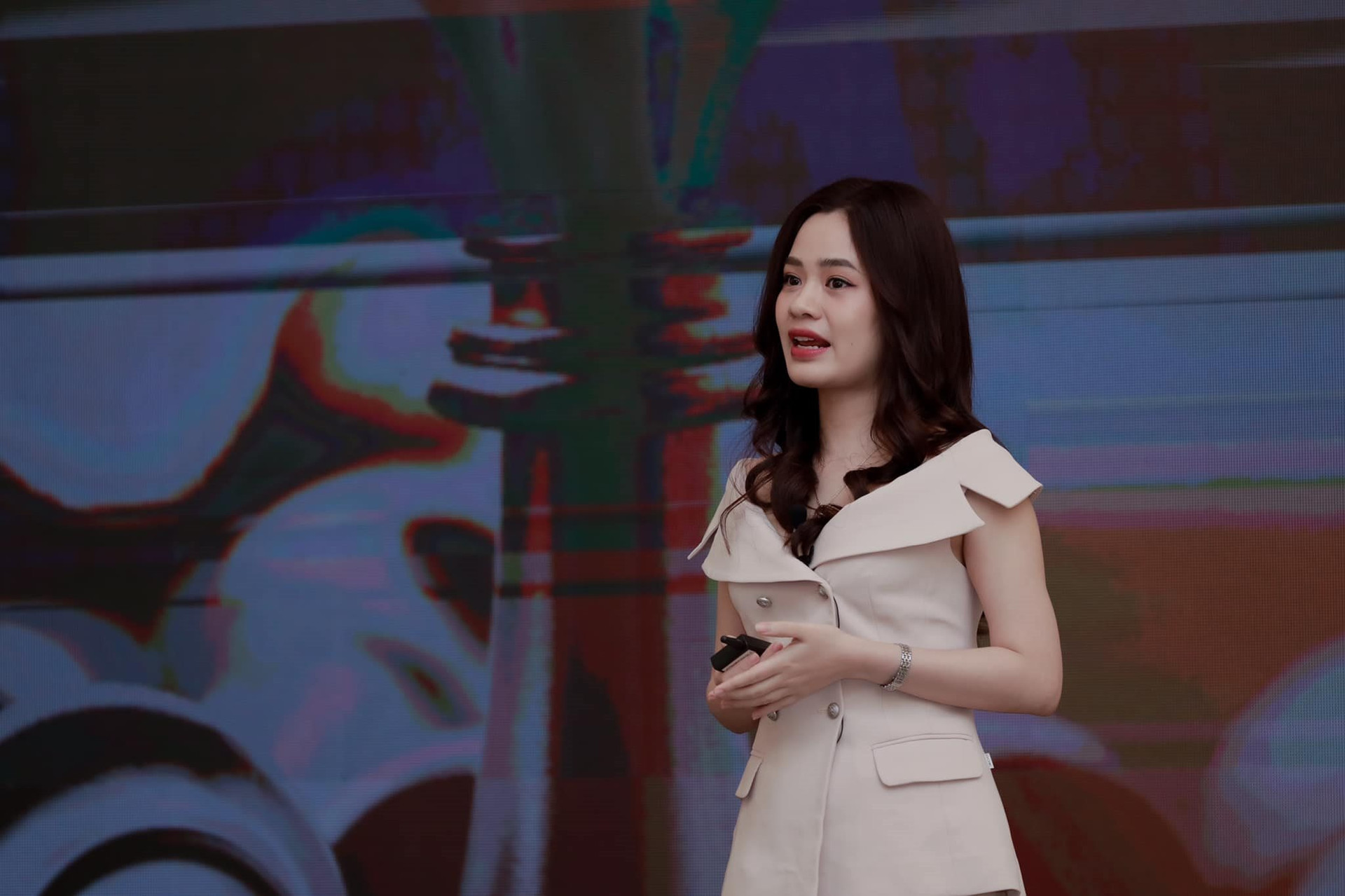 Shark Tank Việt Nam mùa 6 lộ diện nữ &quot;cá mập&quot; hoàn toàn mới: Xuất hiện trong danh sách Forbes 30 Under 30 châu Á, làm Giám đốc Quỹ đầu tư khi mới 24 tuổi - Ảnh 1.