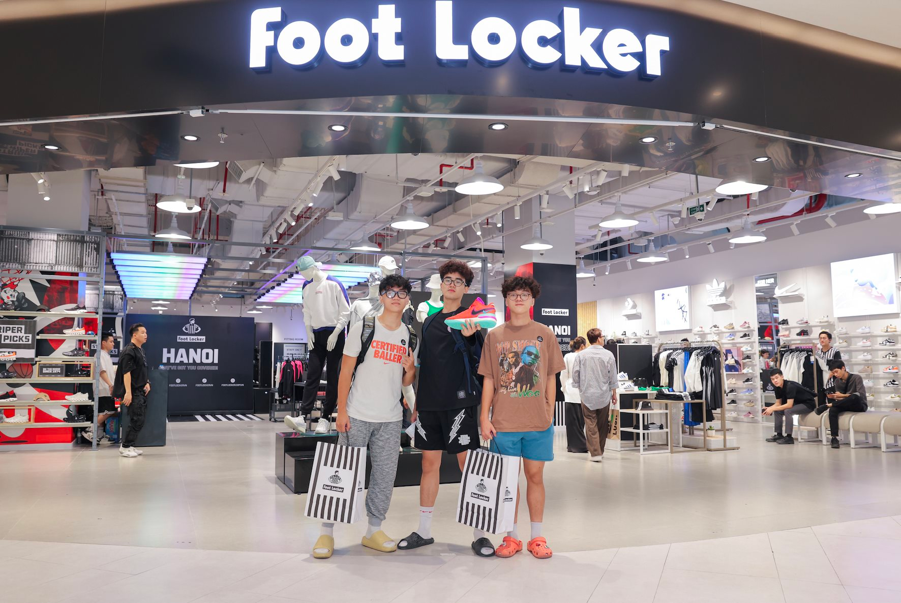 Nhà bán lẻ sneaker hàng hiệu Foot Locker chính thức đến Việt Nam, chọn Hà Nội làm nơi đặt chân thay vì TPHCM - Ảnh 2.