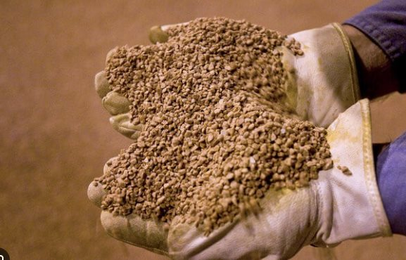 Campuchia đang mạnh tay 'gom' mặt hàng này của Việt Nam: Giá giảm xuống mức kỷ lục, là thứ đang gây sốt trên toàn cầu - Ảnh 1.