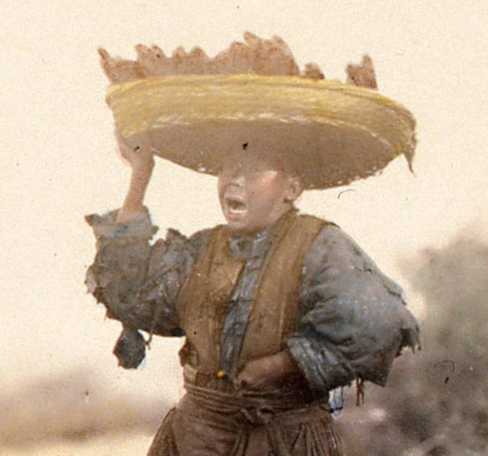 Loạt ảnh hiếm cuối thời nhà Thanh: Cận cảnh chân dung hoàng hậu cuối cùng, cô dâu đội trên đầu vật lạ khác xa phim ảnh - Ảnh 6.