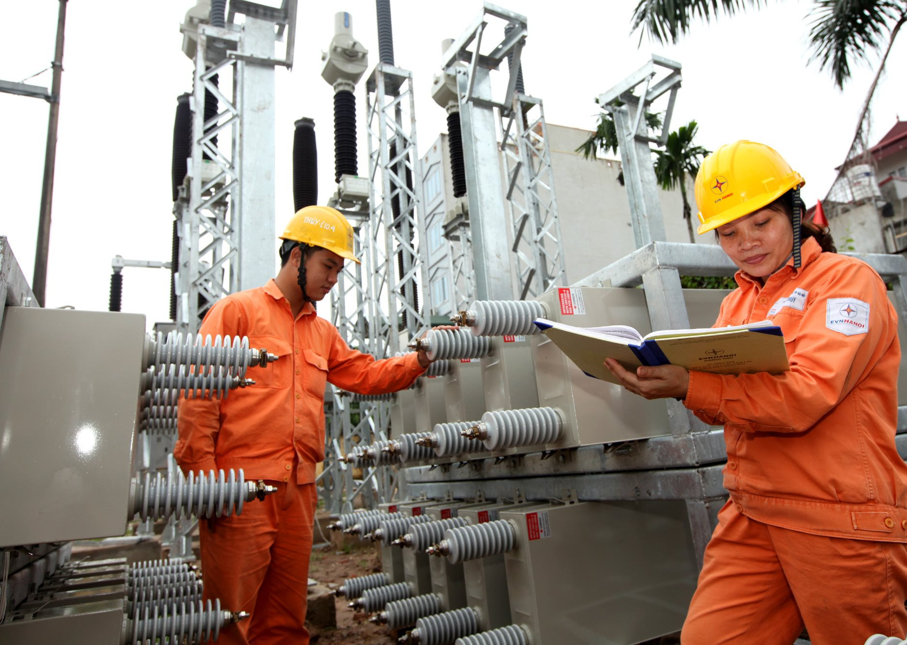 EVN tiếp tục lỗ gần 30.000 tỷ đồng trong 6T2023, tiền mặt và tiền gửi giảm hơn 1 tỷ USD so với đầu năm - Ảnh 1. EVN tiếp tục lỗ gần 30.000 tỷ đồng trong 6T2023, tiền mặt và tiền gửi giảm hơn 1 tỷ USD so với đầu năm - Ảnh 1.