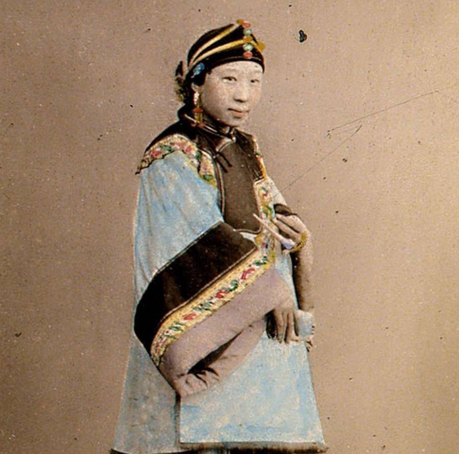 Loạt ảnh hiếm cuối thời nhà Thanh: Cận cảnh chân dung hoàng hậu cuối cùng, cô dâu đội trên đầu vật lạ khác xa phim ảnh - Ảnh 8.