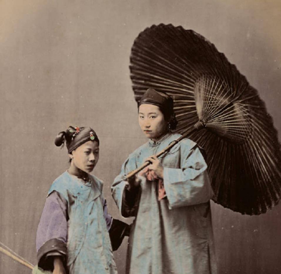 Loạt ảnh hiếm cuối thời nhà Thanh: Cận cảnh chân dung hoàng hậu cuối cùng, cô dâu đội trên đầu vật lạ khác xa phim ảnh - Ảnh 14.