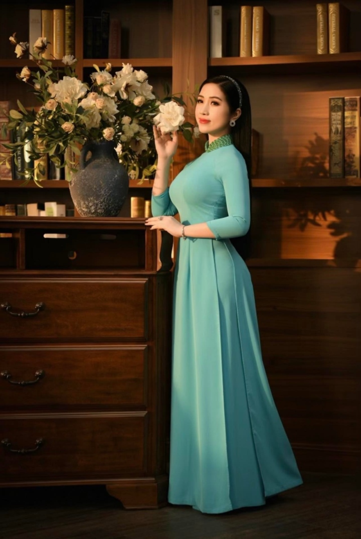 Nữ ca sĩ hiếm hoi có học vị tiến sĩ sớm: Tuổi 45 xinh đẹp, giữ chức vụ cao - Ảnh 2. Nữ ca sĩ hiếm hoi có học vị tiến sĩ sớm: Tuổi 45 xinh đẹp, giữ chức vụ cao - Ảnh 2.