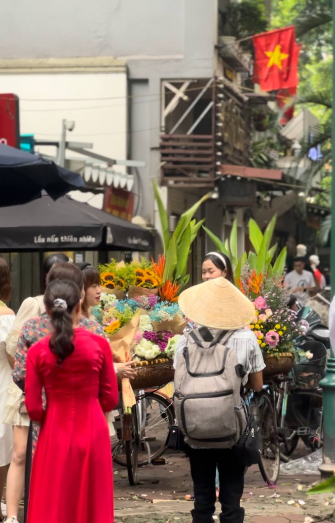 Hà Nội ngày 2/9: Hàng nghìn du khách xếp hàng thăm Lăng Bác, đông nghịt nàng thơ &quot;săn” nắng thu trên đường Phan Đình Phùng - Ảnh 18.