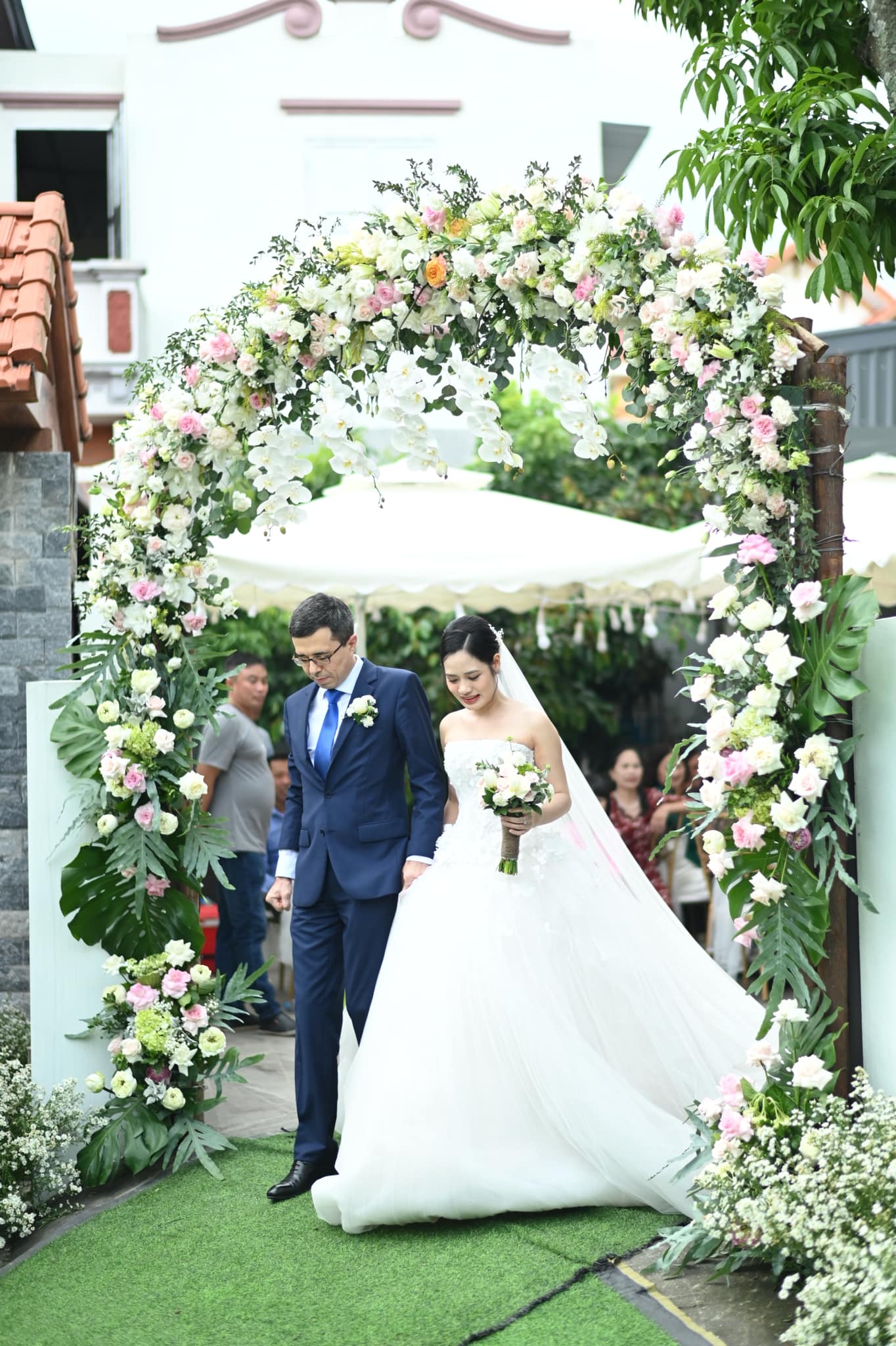 "Cá mập" Tuệ Lâm kết hôn cùng Tổng Giám đốc ngân hàng, đám cưới ấn tượng tại Hải Dương