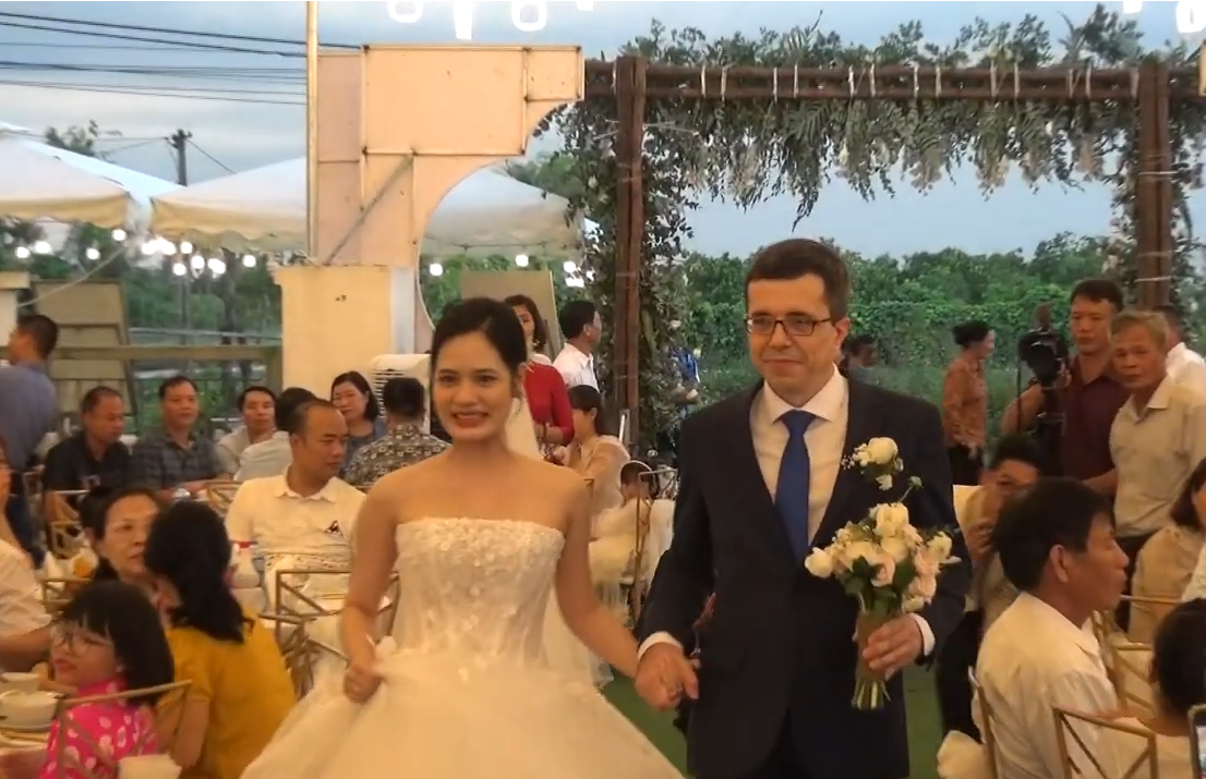 "Cá mập" Tuệ Lâm kết hôn cùng Tổng Giám đốc ngân hàng, đám cưới ấn tượng tại Hải Dương