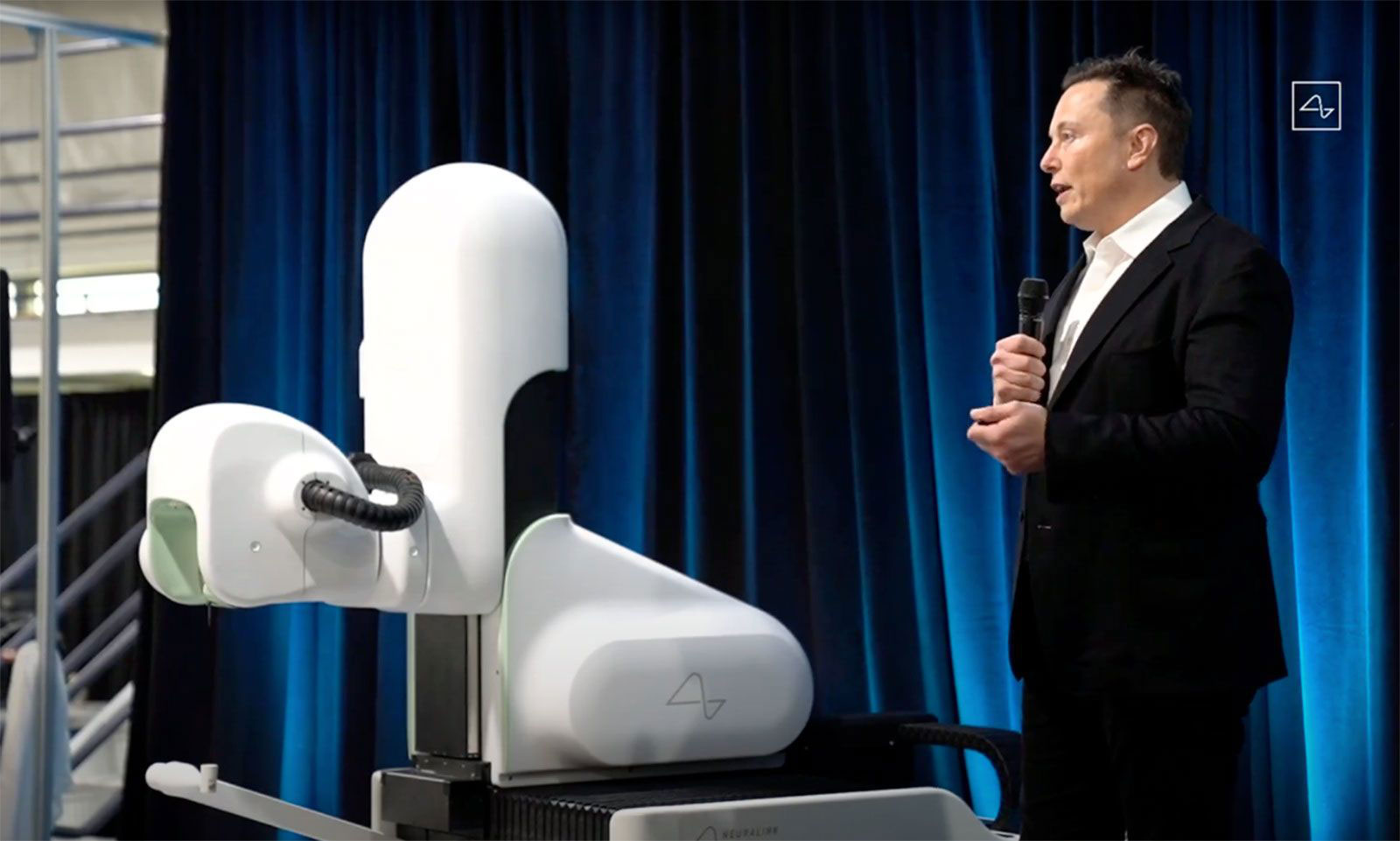 Tỉ phú Elon Musk và tham vọng cấy chip vào não người - Ảnh 1. Tỉ phú Elon Musk và tham vọng cấy chip vào não người - Ảnh 1.