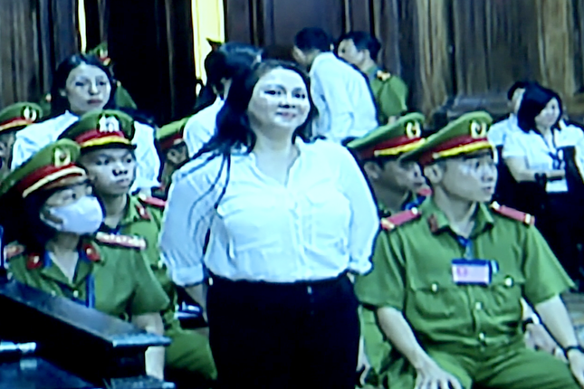 Tòa bác đề nghị hoãn phiên xét xử bà Nguyễn Phương Hằng - Ảnh 1.