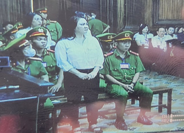 Hình ảnh bị cáo Nguyễn Phương Hằng tại phiên tòa - Ảnh 1.