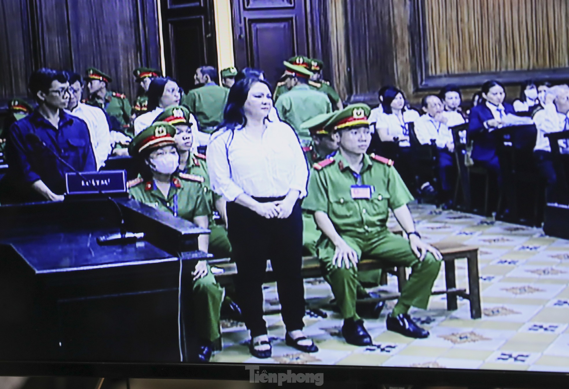 Giải tán nhóm người livestream tại phiên toà xét xử bà Nguyễn Phương Hằng - Ảnh 14.