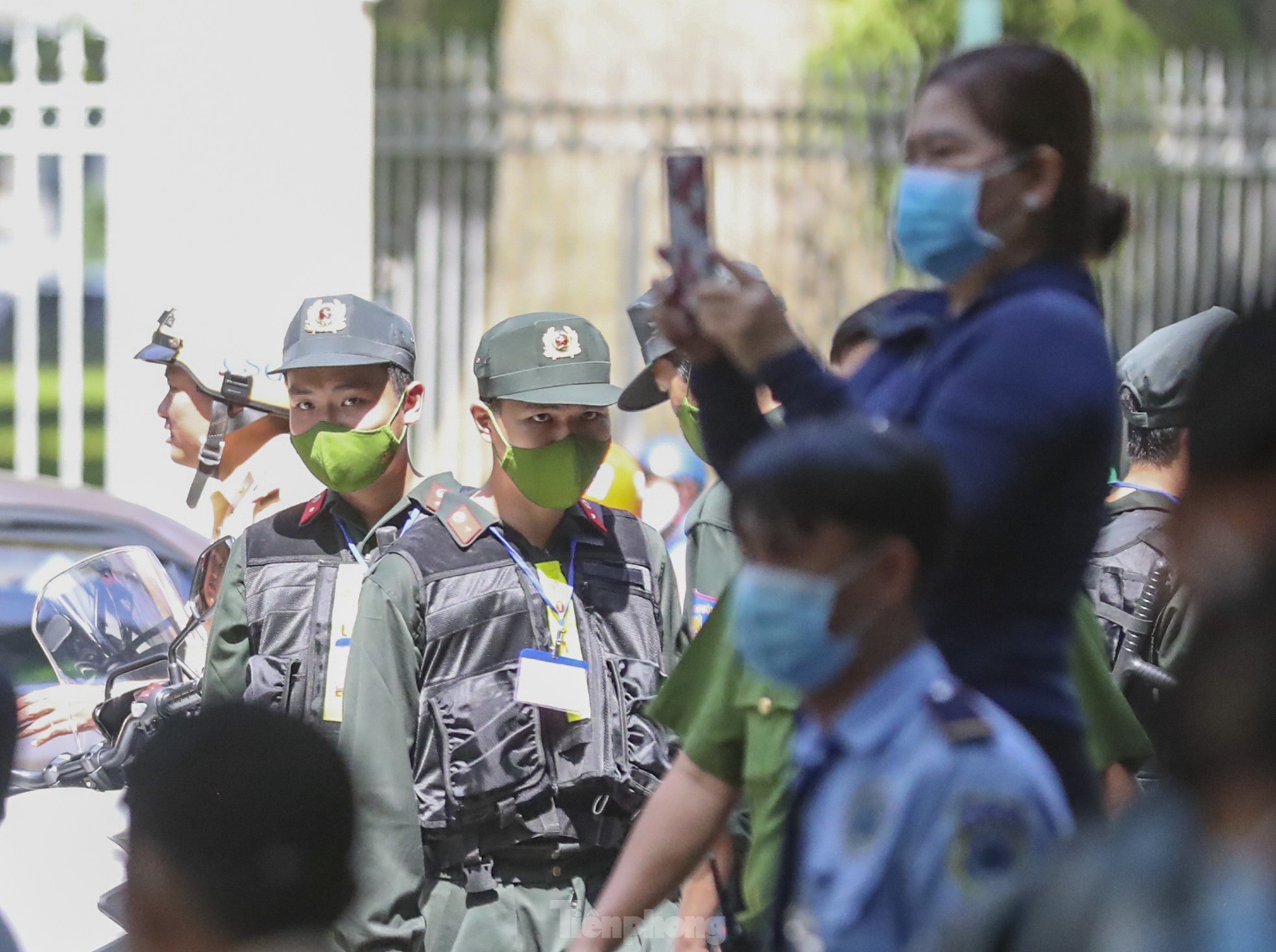 Giải tán nhóm người livestream tại phiên toà xét xử bà Nguyễn Phương Hằng - Ảnh 4.