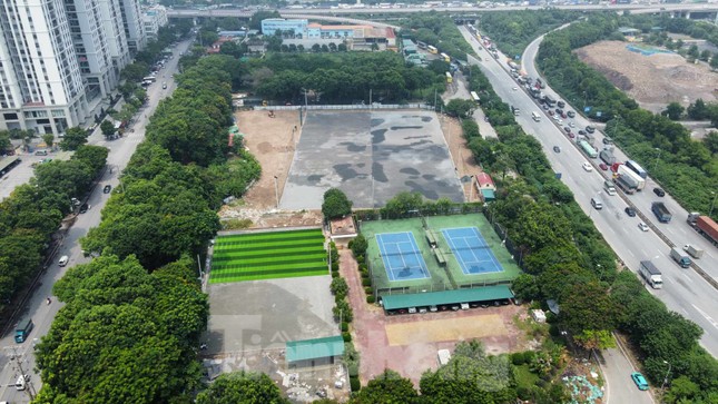 Nơi học sinh đông nhất Thủ đô: Đất trường học thành sân bóng, khu bắn cung thu tiền - Ảnh 5.