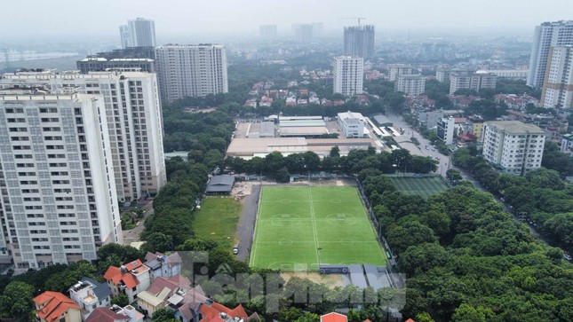 Nơi học sinh đông nhất Thủ đô: Đất trường học thành sân bóng, khu bắn cung thu tiền - Ảnh 1.