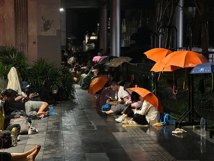 Người Việt đội mưa xếp hàng ở Thái Lan chờ mua iPhone 15 - Ảnh 2.