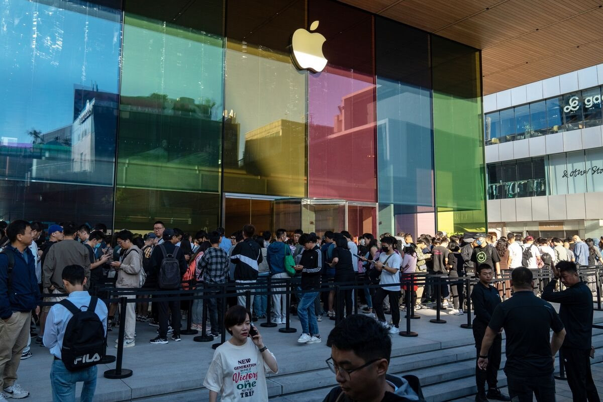 Apple vẫn chứng tỏ đẳng cấp: Hàng dài xếp hàng mua iPhone 15, đến người thất nghiệp cũng chịu chi hơn 1.000 USD - Ảnh 2. Apple vẫn chứng tỏ đẳng cấp: Hàng dài xếp hàng mua iPhone 15, đến người thất nghiệp cũng chịu chi hơn 1.000 USD - Ảnh 2.