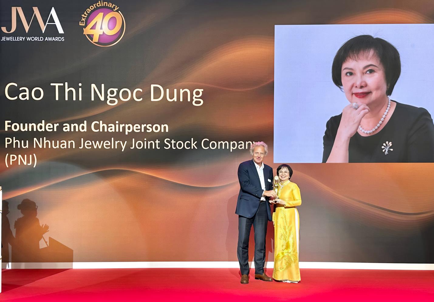 Bà Cao Thị Ngọc Dung là một trong 40 biểu tượng xuất sắc nhất ngành kim hoàn thế giới - Ảnh 1.