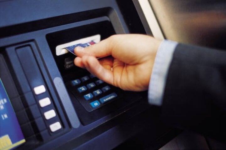 Thẻ ATM chứa tối đa và tối thiểu bao nhiêu tiền? - Ảnh 2.