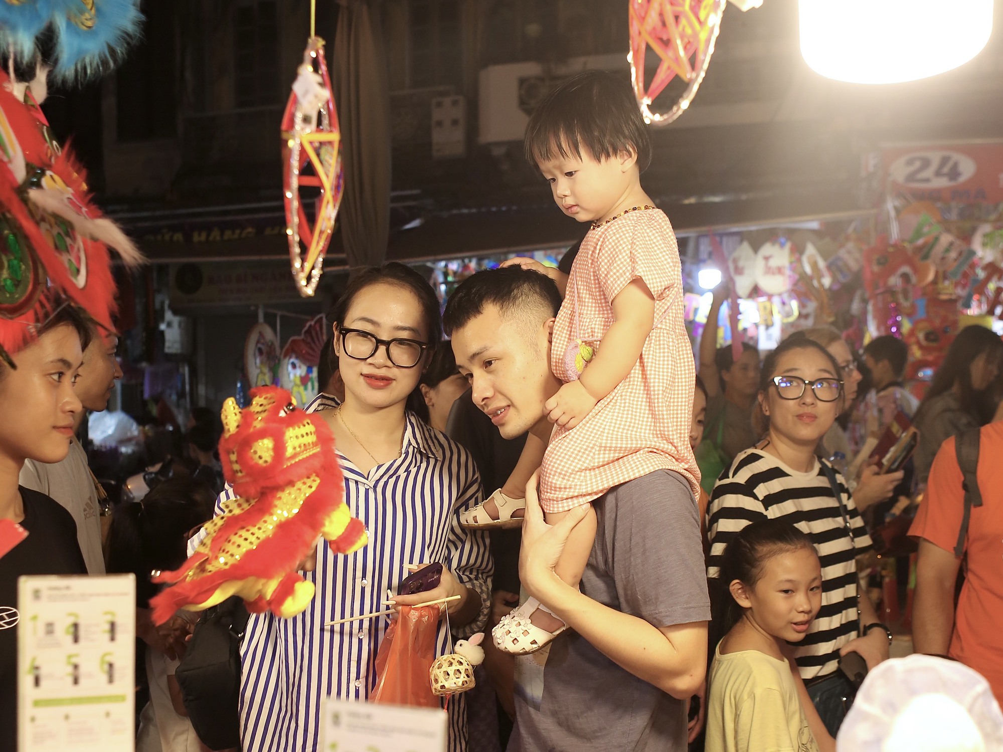 'Biển người' chen chân, nhích từng chút một tại phố Hàng Mã trước thềm Trung thu - Ảnh 6. 'Biển người' chen chân, nhích từng chút một tại phố Hàng Mã trước thềm Trung thu - Ảnh 6.