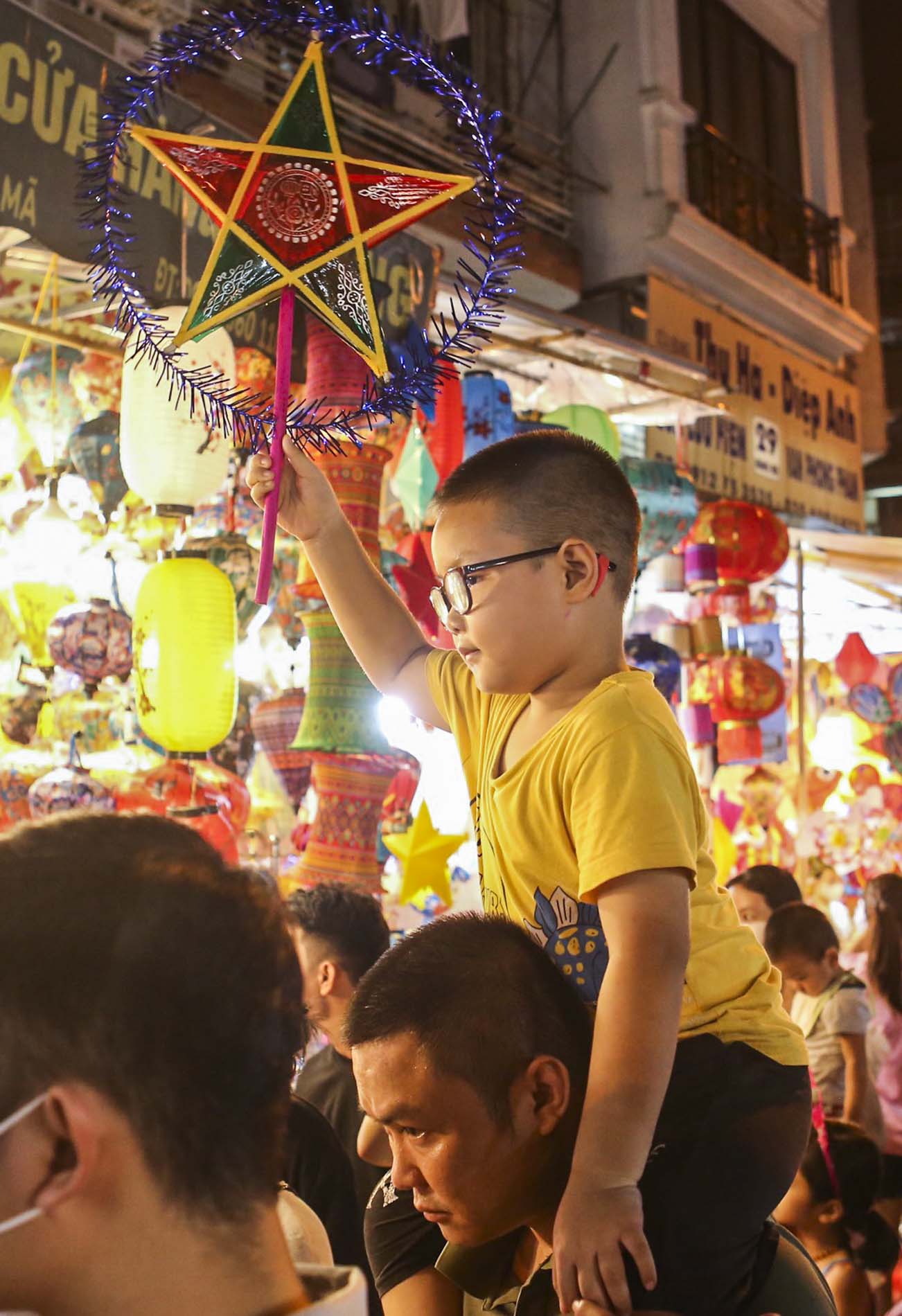 'Biển người' chen chân, nhích từng chút một tại phố Hàng Mã trước thềm Trung thu - Ảnh 13. 'Biển người' chen chân, nhích từng chút một tại phố Hàng Mã trước thềm Trung thu - Ảnh 13.