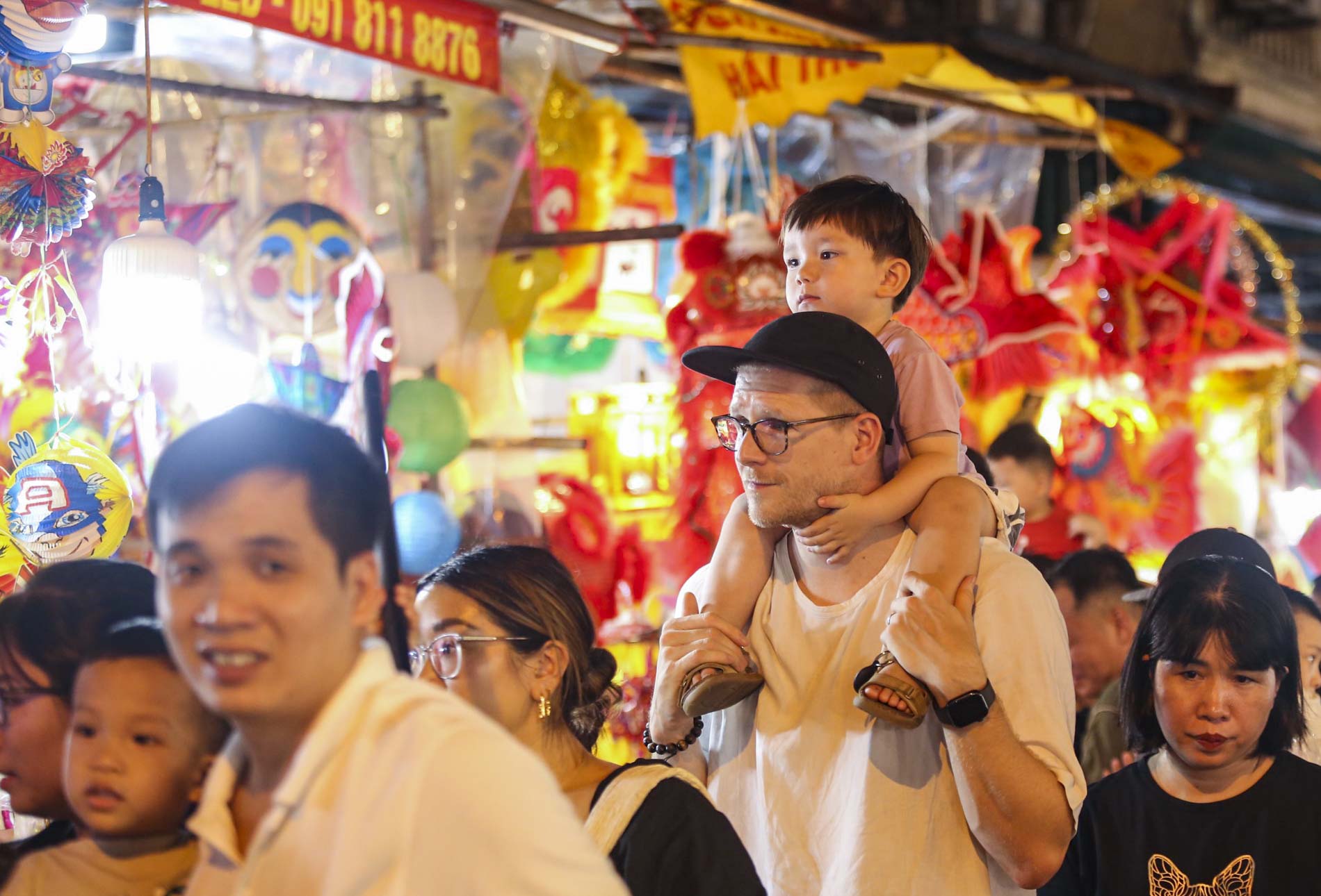 'Biển người' chen chân, nhích từng chút một tại phố Hàng Mã trước thềm Trung thu - Ảnh 13. 'Biển người' chen chân, nhích từng chút một tại phố Hàng Mã trước thềm Trung thu - Ảnh 13.
