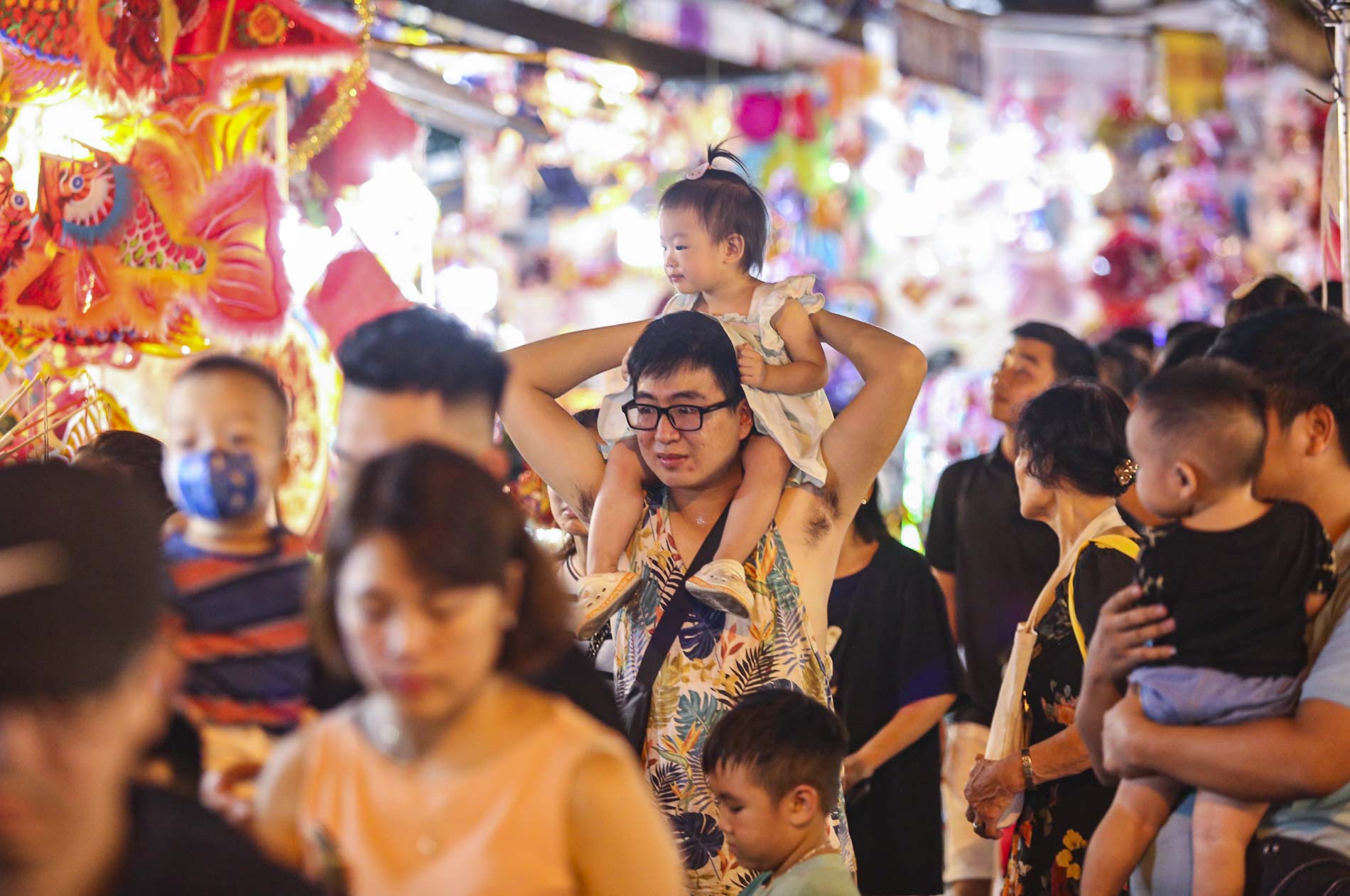 'Biển người' chen chân, nhích từng chút một tại phố Hàng Mã trước thềm Trung thu - Ảnh 12. 'Biển người' chen chân, nhích từng chút một tại phố Hàng Mã trước thềm Trung thu - Ảnh 12.