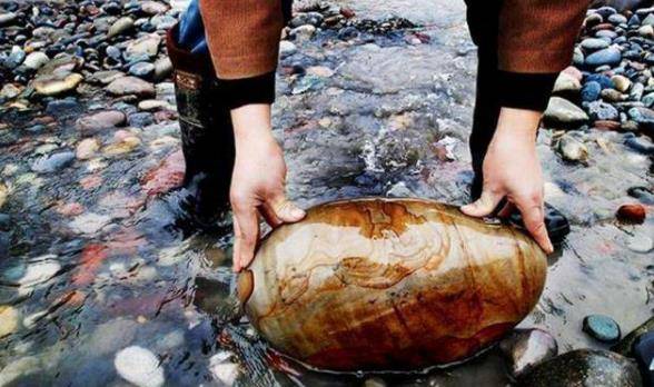 Ngôi làng kỳ lạ ở Trung Quốc: Người dân chuyên làm giàu từ nghề nhặt đá, du khách đến chơi "chọn kỳ thạch" để thử vận phát tài - Ảnh 4.