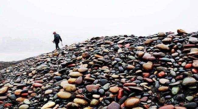 Ngôi làng kỳ lạ ở Trung Quốc: Người dân chuyên làm giàu từ nghề nhặt đá, du khách đến chơi "chọn kỳ thạch" để thử vận phát tài - Ảnh 6.