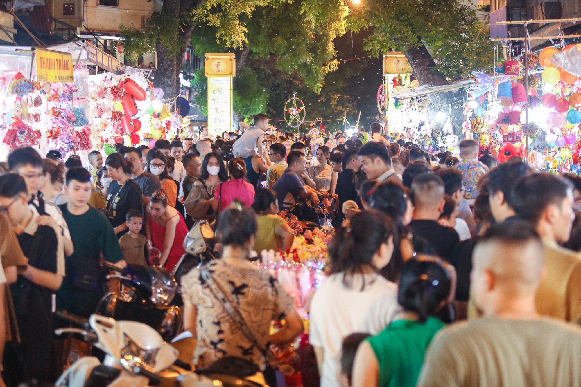 'Biển người' chen chân, nhích từng chút một tại phố Hàng Mã trước thềm Trung thu - Ảnh 1. 'Biển người' chen chân, nhích từng chút một tại phố Hàng Mã trước thềm Trung thu - Ảnh 1.