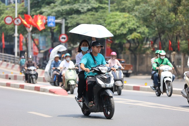 Hà Nội đón nắng nóng kéo dài - Ảnh 1.