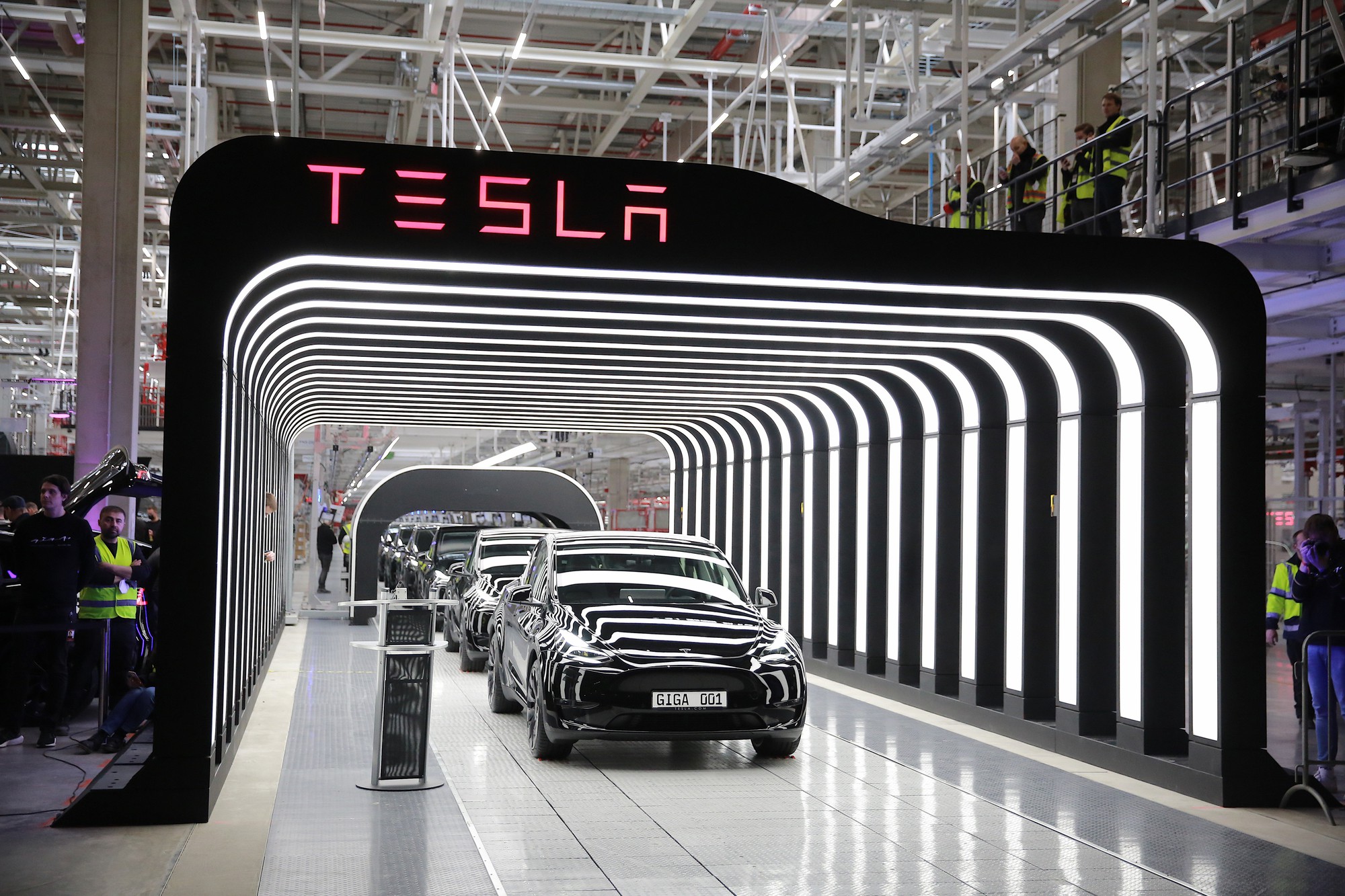 Tesla chỉ mất 200 ngày để sản xuất 1 triệu xe: Ông lớn từ Mỹ đã thức tỉnh, vẫn cần dè chừng người Trung Quốc - Ảnh 1. Tesla chỉ mất 200 ngày để sản xuất 1 triệu xe: Ông lớn từ Mỹ đã thức tỉnh, vẫn cần dè chừng người Trung Quốc - Ảnh 1.