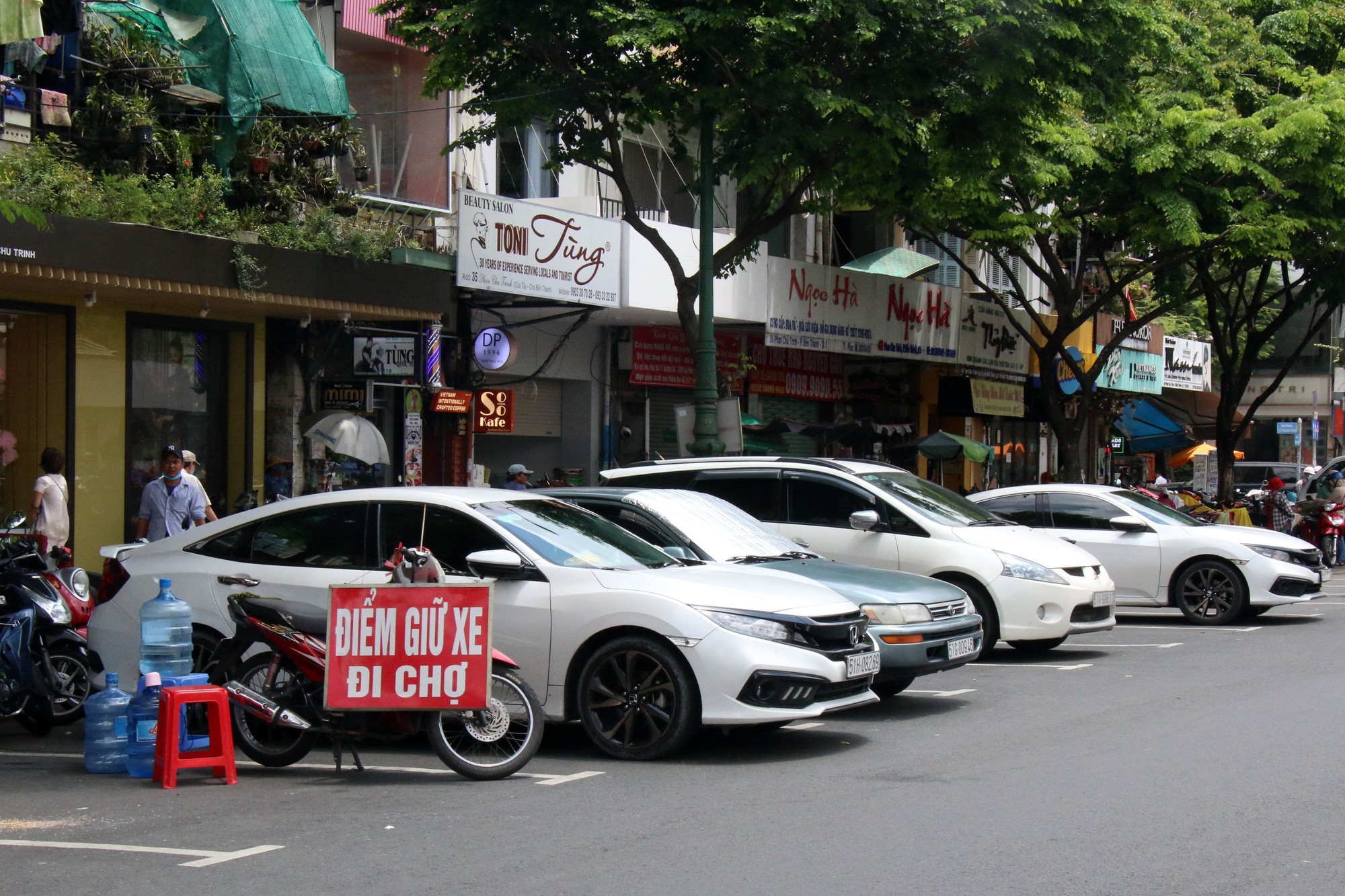 TP Hồ Chí Minh thu phí vỉa hè, lòng đường: Làm sao để hiệu quả, minh bạch? - Ảnh 4. TP Hồ Chí Minh thu phí vỉa hè, lòng đường: Làm sao để hiệu quả, minh bạch? - Ảnh 4.