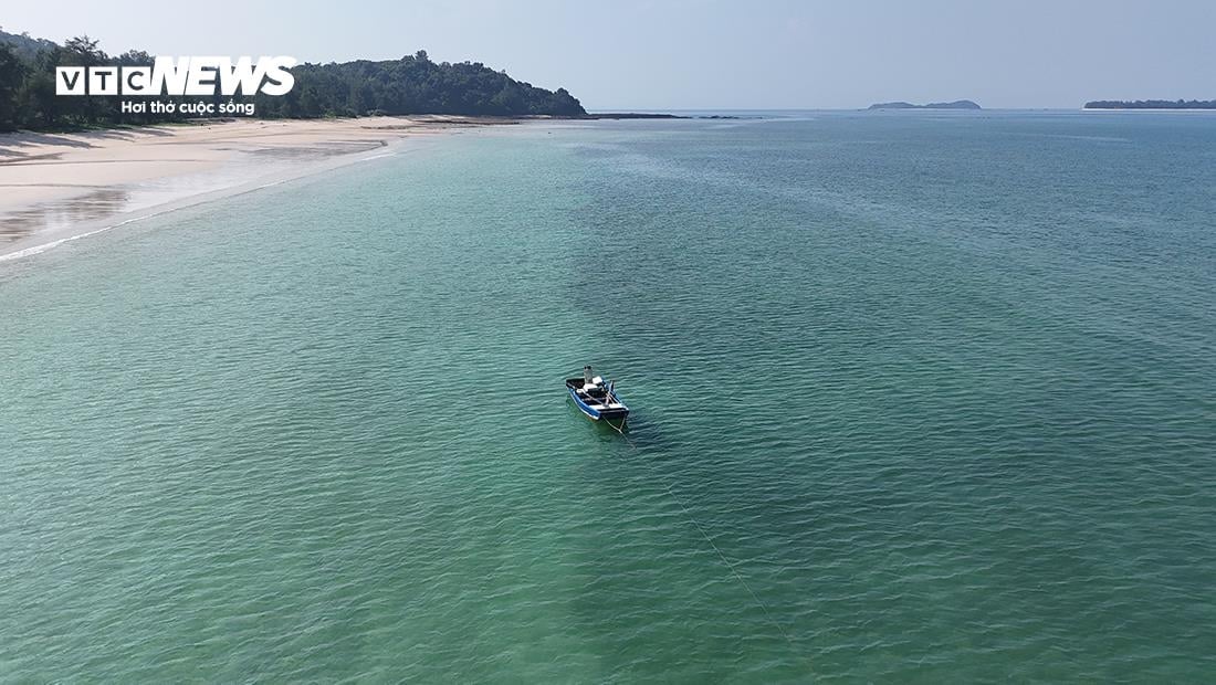 Ngắm biển xanh, cát trắng và vẻ đẹp nguyên sơ ở huyện đảo đẹp bậc nhất Việt Nam - Ảnh 5.