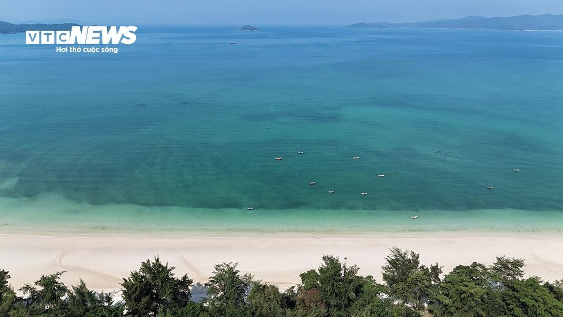 Ngắm biển xanh, cát trắng và vẻ đẹp nguyên sơ ở huyện đảo đẹp bậc nhất Việt Nam - Ảnh 2.