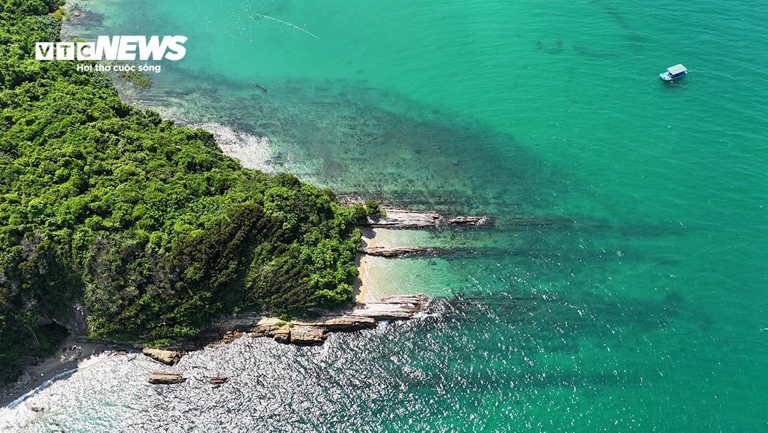 Ngắm biển xanh, cát trắng và vẻ đẹp nguyên sơ ở huyện đảo đẹp bậc nhất Việt Nam - Ảnh 14.