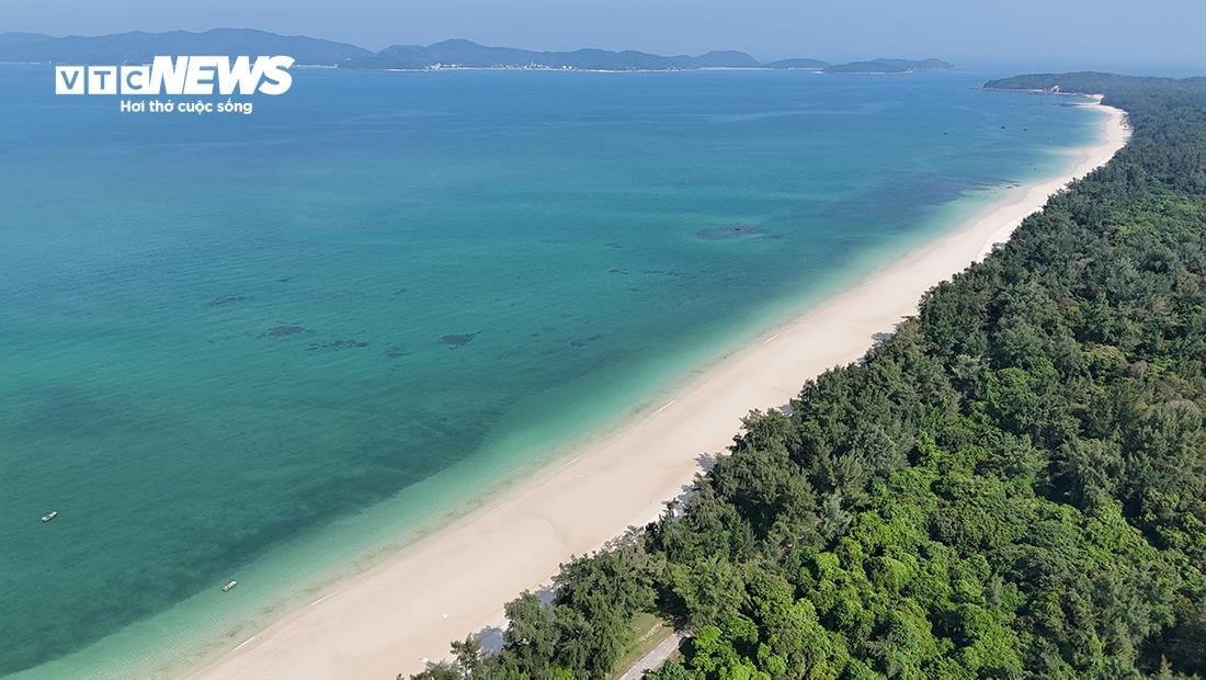 Ngắm biển xanh, cát trắng và vẻ đẹp nguyên sơ ở huyện đảo đẹp bậc nhất Việt Nam - Ảnh 3.