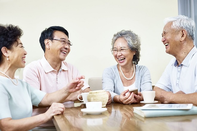 U60 nghỉ hưu, gặp gỡ bạn bè là niềm vui nhưng đừng hỏi kỹ 4 điều này kẻo dần mất hết các mối quan hệ - Ảnh 1. U60 nghỉ hưu, gặp gỡ bạn bè là niềm vui nhưng đừng hỏi kỹ 4 điều này kẻo dần mất hết các mối quan hệ - Ảnh 1.