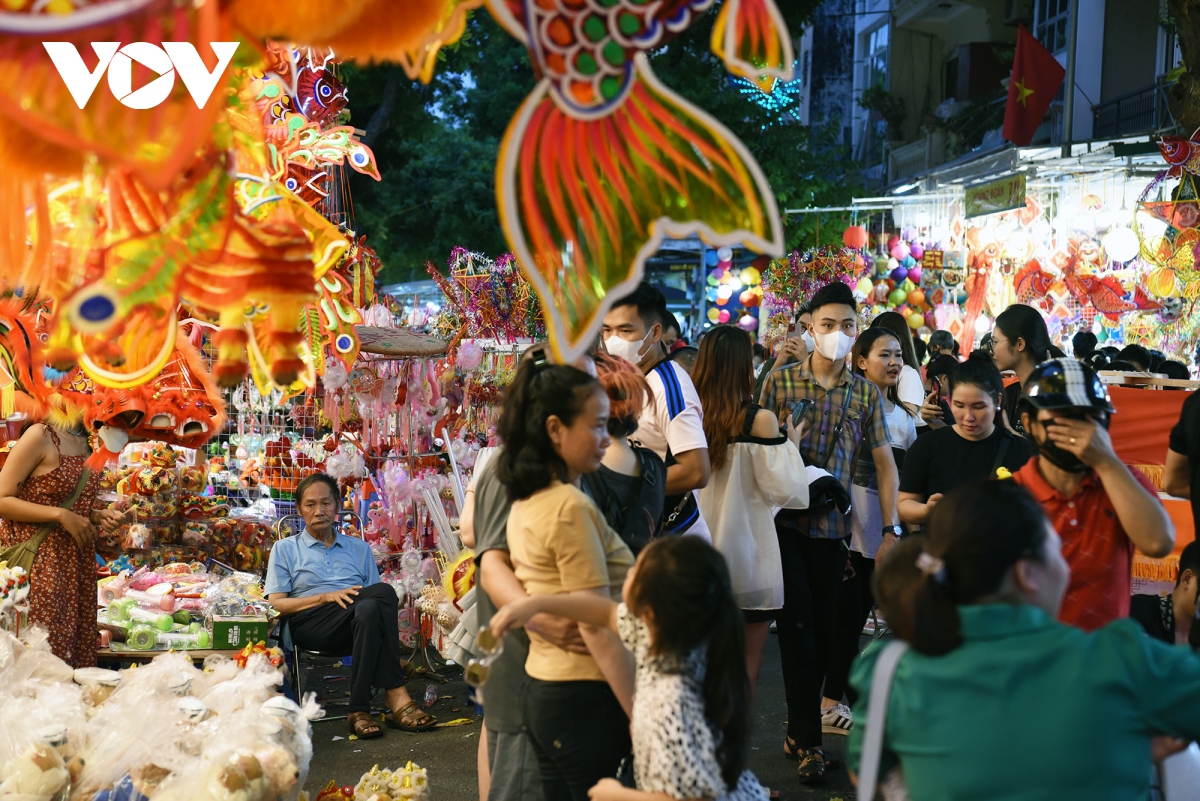 Người dân Hà Nội nô nức đón Tết Trung Thu sớm trên phố Hàng Mã - Ảnh 16.