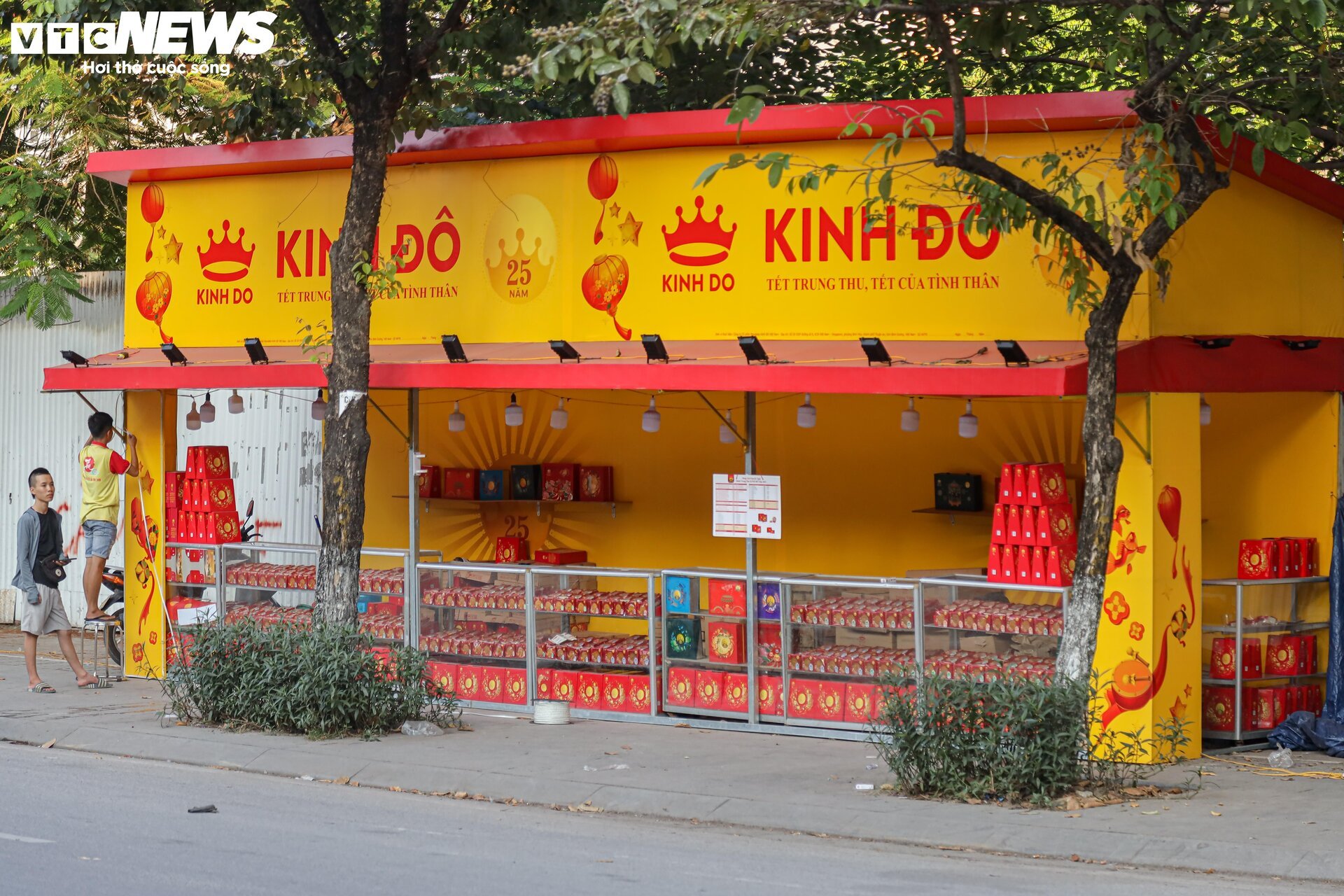 Hà Nội: Nhiều quầy bánh ế ẩm, mòn mỏi chờ khách ngay sát Tết Trung thu - Ảnh 7.